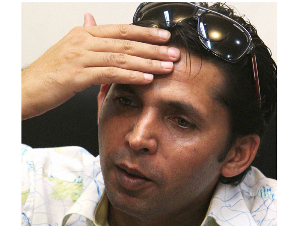 ఆసిఫ్‌ను బ్యాట్‌తో కొట్టాడు