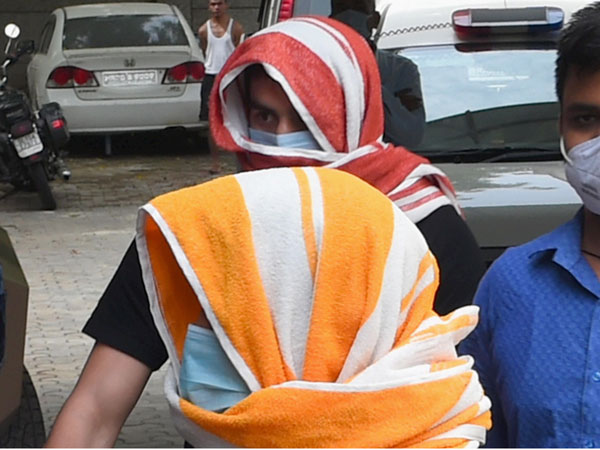 గూండాలతో స్నేహం..