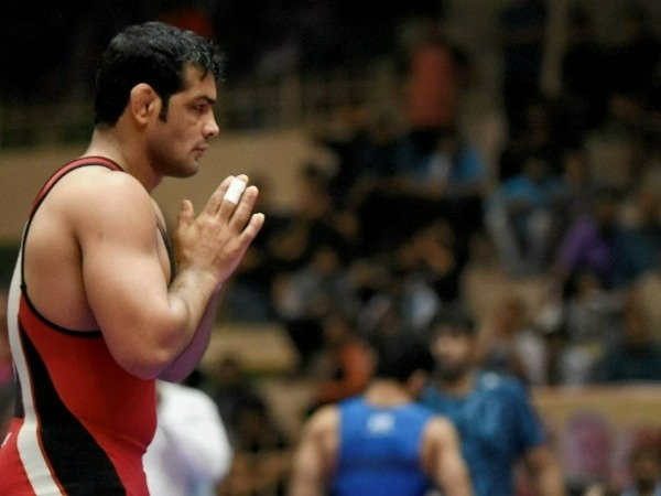 స్కూటర్‌పై వెళ్తూ..