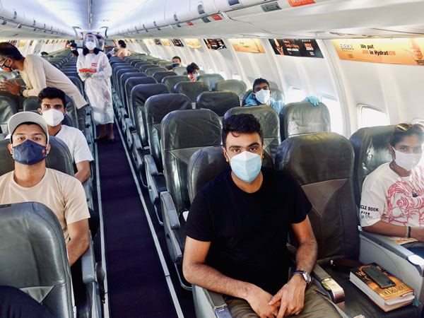 ఒకే చార్టర్డ్ విమానంలో