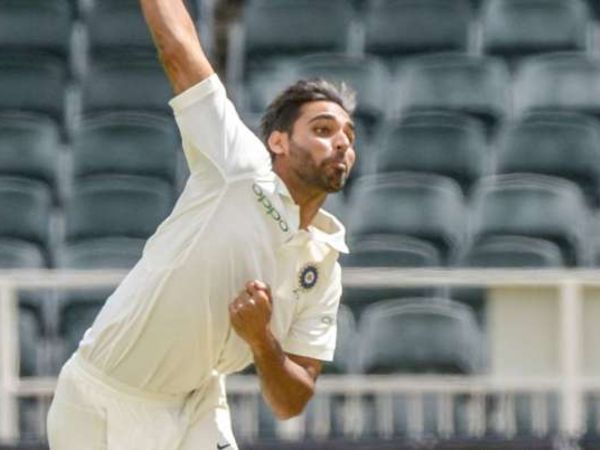 స్వింగ్ బౌలర్ను ఆడించరా?: స్వింగ్ బౌలర్ను ఆడించరా?: