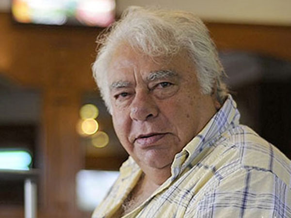 డబ్బు కోసమే మన బూట్లు నాకుతున్నారు