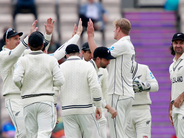 31 పరుగులే ఇచ్చి.. 5 వికెట్లు