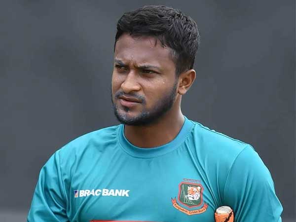 వికెట్లను పీకి పారేసాడు..