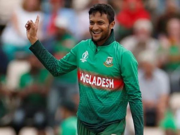 కాలితో స్టంప్స్‌ను పడగొట్టి: