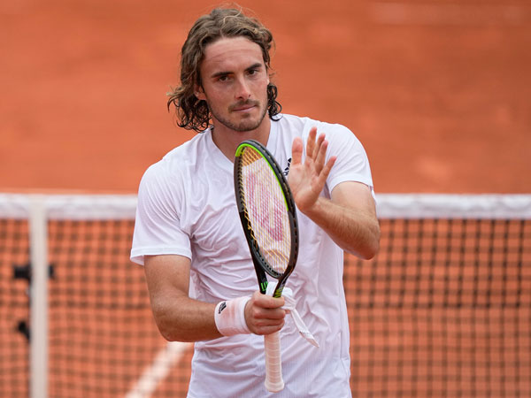 సిట్సిపాస్ సునాయసంగా..