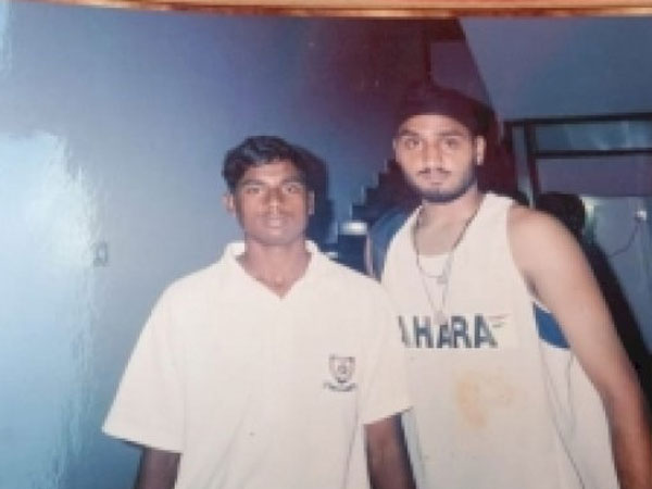 దాల్ పూరి అమ్ముకుంటూ