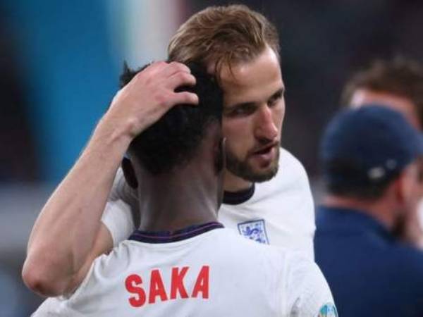  మీలాంటి అభిమానులు మాకొద్దు..