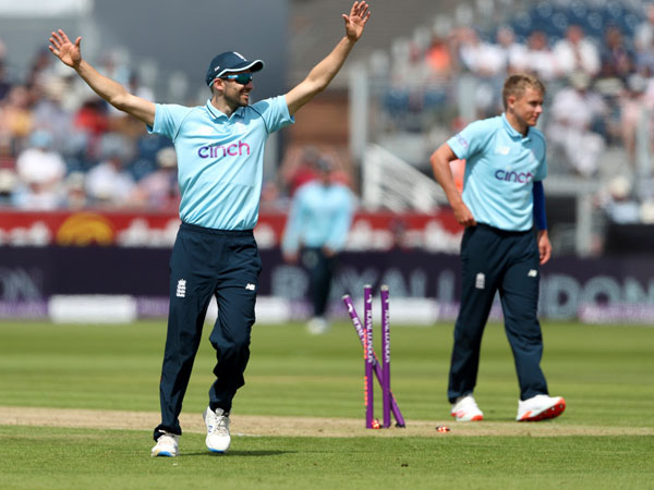 చెలరేగిన సామ్ కరన్..