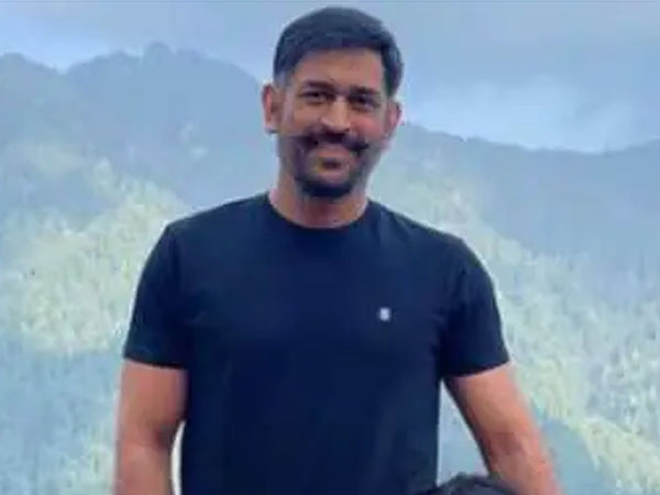 మహీ సింప్లిసిటీకి ఫాన్స్ ఫిదా మహీ సింప్లిసిటీకి ఫాన్స్ ఫిదా