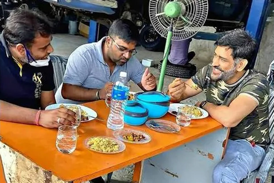 MS Dhoni Having Lunch With Old Friends, New Look Of MSD Goes Viral MS Dhoni Having Lunch With Old Friends, New Look Of MSD Goes Viral