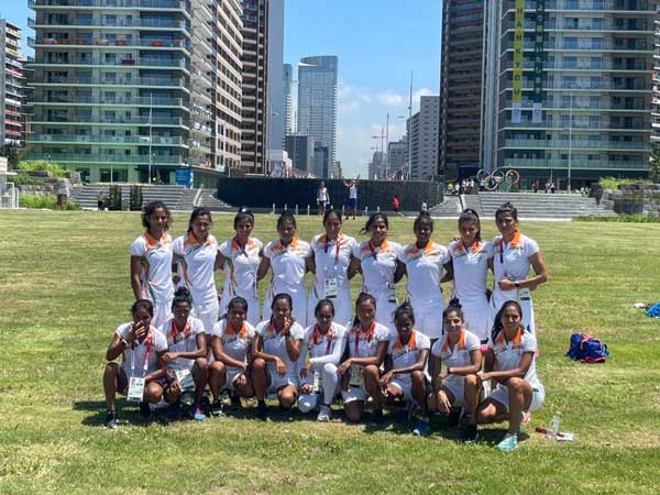 మూడంతస్తుల భవనంలో...