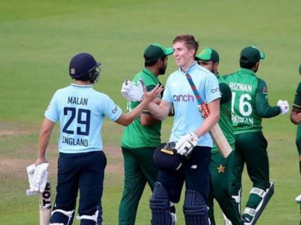 జోరు మీదున్న పాక్..