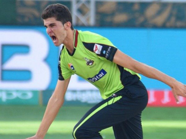 ముద్దులు పక్కన పెట్టి: ముద్దులు పక్కన పెట్టి: