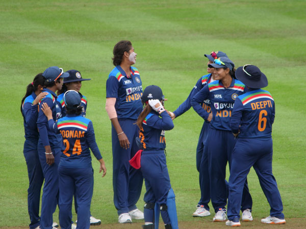 స్మృతి స్టన్నింగ్‌ క్యాచ్‌