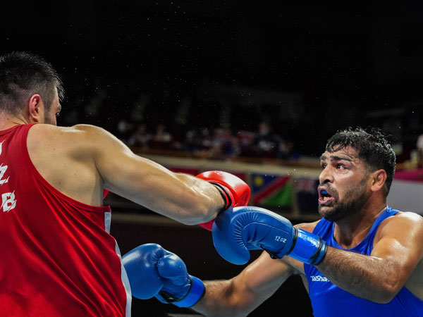 బాక్సింగ్ జెయింట్ చేతిలో