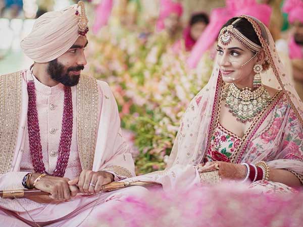 సంజనతో కలిసి బుమ్రా