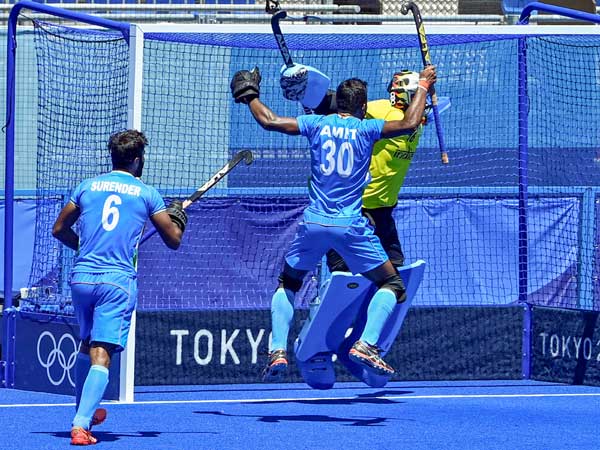 హాకీ ఆటగాళ్ల ఇళ్లలో సంబరాలు..