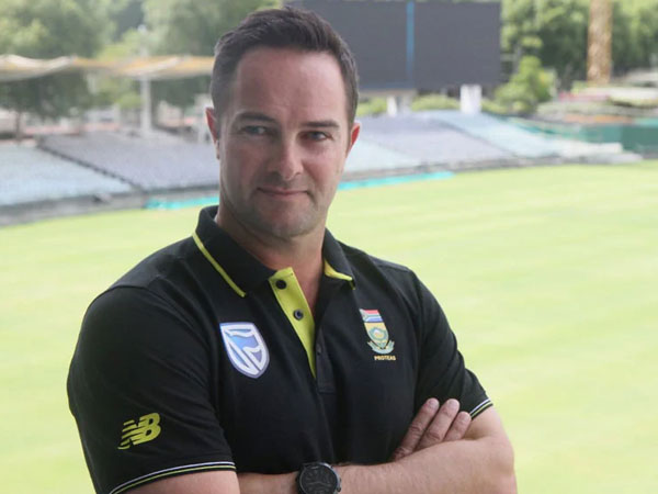 బెయిల్‌ కంటికి తగలడంతో