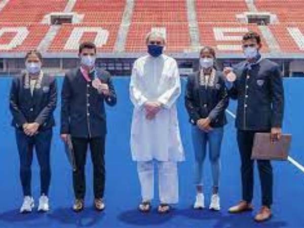 తెరవెనుక హీరో నవీన్ పట్నాయక్..