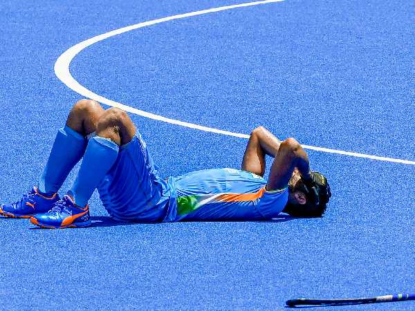 ఒత్తిడికి చిత్తయిన హాకీటీమ్..