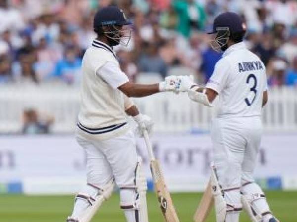 పోటాపోటీగా వికెట్లు తీస్తూ: