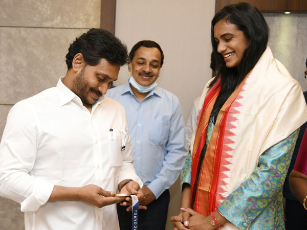 వైఎస్ జగన్‌తో భేటీ..