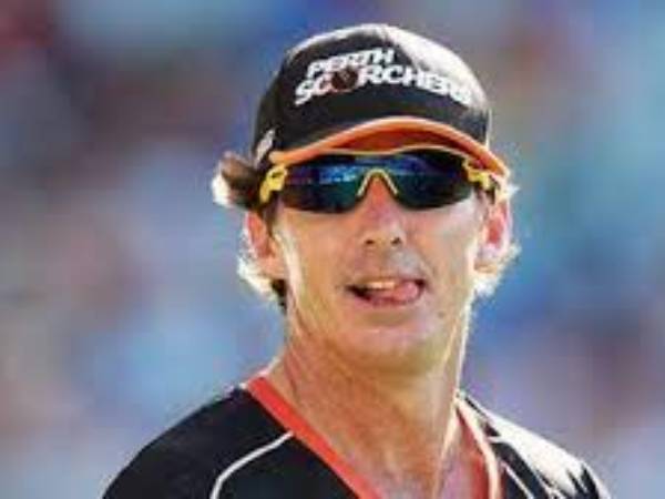 బ్యాట్స్‌మన్‌గా రాణిస్తాడు: