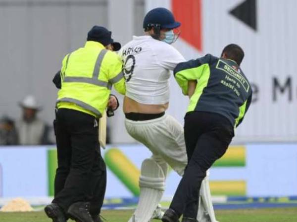 బ్యాటింగ్ చేస్తానంటూ.. బ్యాటింగ్ చేస్తానంటూ..