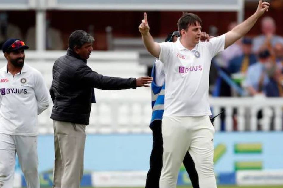 IND vs ENG: Jarvo Is Back’ Pitch Intruder Interrupts Play On Day 2 Of Oval Test IND vs ENG: Jarvo Is Back’ Pitch Intruder Interrupts Play On Day 2 Of Oval Test