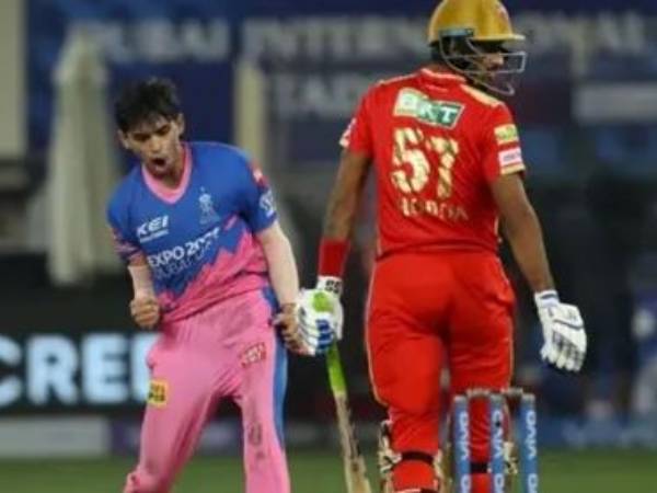 లాస్ట్ ఓవర్ రెండు వికెట్లు..