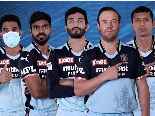 బ్లూ జెర్సీలో ఆర్​సీబీ తొలి పోరు