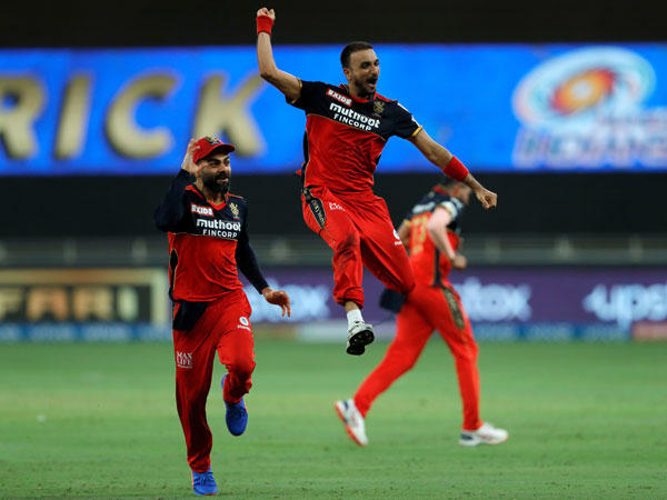 ప్లే ఆఫ్స్‌కు చేరువలో బెంగళూరు