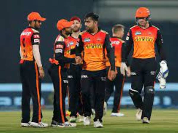 జాదవ్ స్థానంలో అభిషేక్: