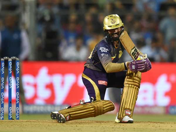 స్టంప్స్‌ను బ్యాటుతో కొట్టి