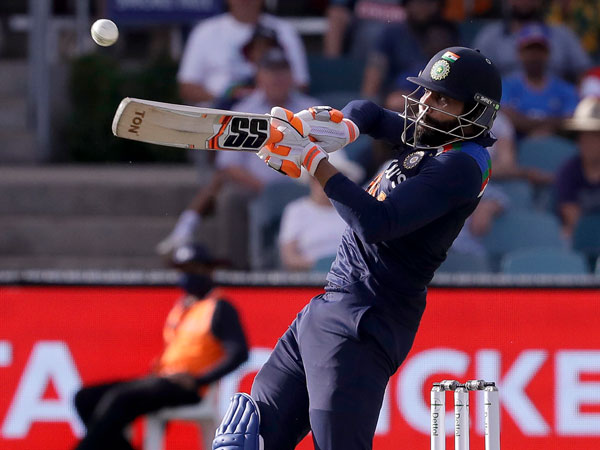 నాలుగో స్థానంలో జడేజాను ఆడించాలి నాలుగో స్థానంలో జడేజాను ఆడించాలి