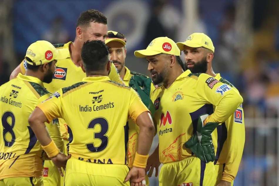 MS Dhoni gave suggestions to CSK Bowlers about Sharjah Pitch Before SRH Match MS Dhoni gave suggestions to CSK Bowlers about Sharjah Pitch Before SRH Match