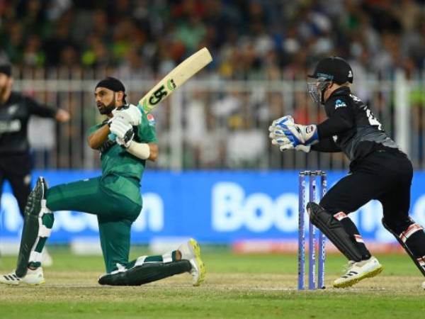 చెలరేగిన మాలిక్, అసిఫ్ అలీ..