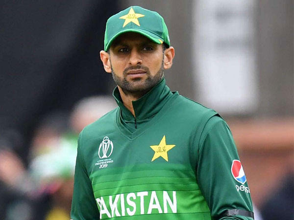 జట్టును ముందుండి నడిపిస్తాడు