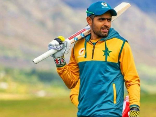 టాపర్గా బాబర్ టాపర్గా బాబర్