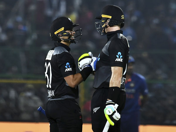 ఆదుకున్న గప్తిల్‌, చాప్‌మన్‌