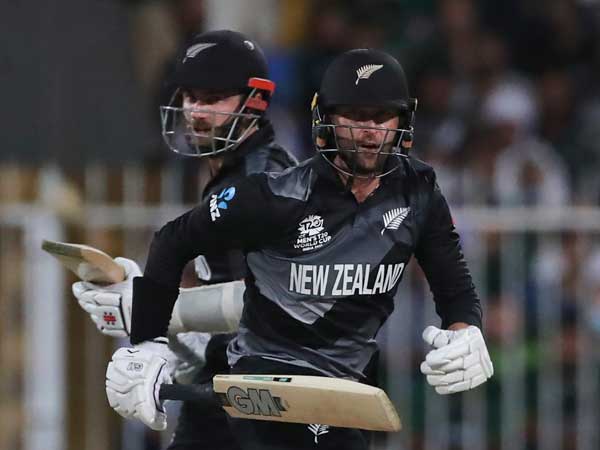  చేతికి కట్టుతో..