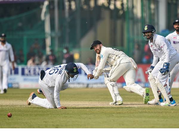 శ్రీకర్ భరత్ స్టన్నింగ్ క్యాచ్తో.. శ్రీకర్ భరత్ స్టన్నింగ్ క్యాచ్తో..
