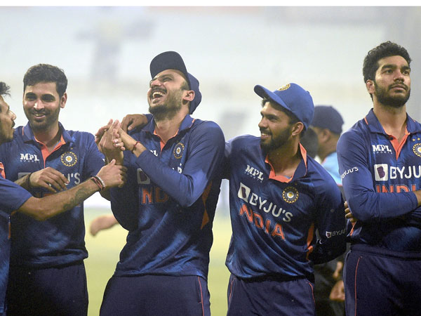 యంగ్‌స్టర్లకు ట్రోఫీ..