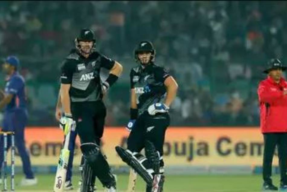 Martin Guptill 70, Mark Chapman 60 helps New Zealand set 165 runs target to India in 1st T20I Martin Guptill 70, Mark Chapman 60 helps New Zealand set 165 runs target to India in 1st T20I