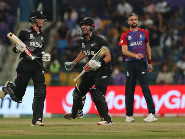 ఆదుకున్న మిచెల్‌, కాన్వె