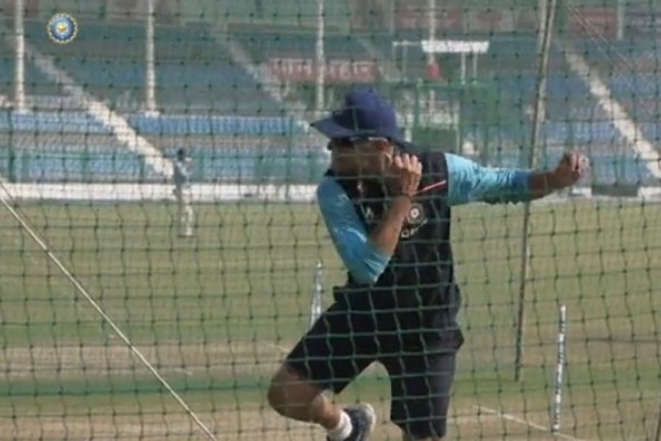IND vs NZ 1st test: Indian head coach Rahul Dravid bowling in the nets IND vs NZ 1st test: Indian head coach Rahul Dravid bowling in the nets
