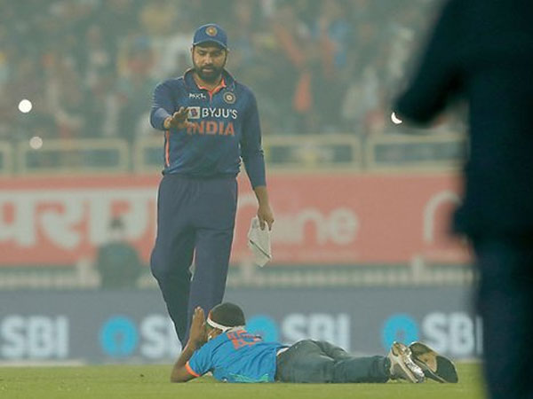  రోహిత్ శర్మకు పాదాభివందనం