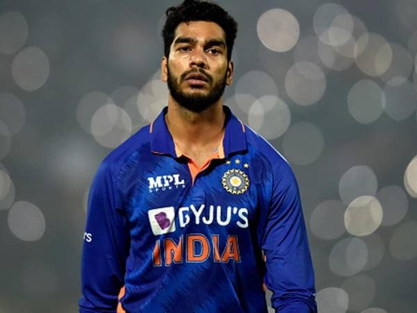 బౌలింగ్ ఇవ్వకుండా.. బౌలింగ్ ఇవ్వకుండా..