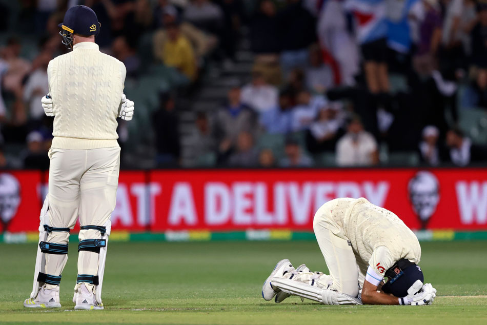 Australia trailed by 124 runs at the close of play on the first day Australia trailed by 124 runs at the close of play on the first day